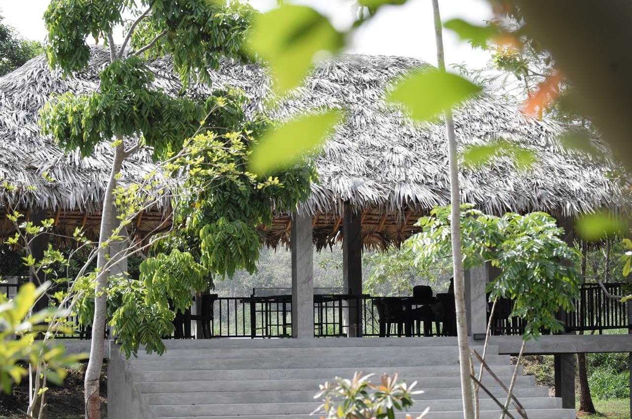 Oak Ray Elephant Lake Sigiriya Exterior photo